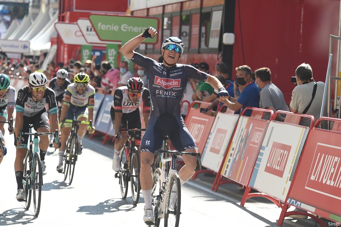 Philipsen slaat wél toe in Vuelta a España, Jakobsen sprint naar tweede plek