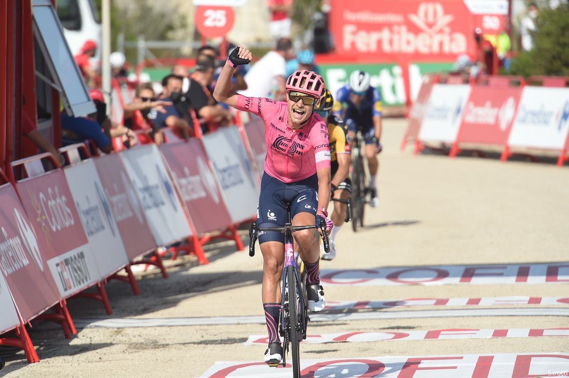 Cort houdt Roglic af op steile slotklim en stunt met ritzege in Vuelta a España