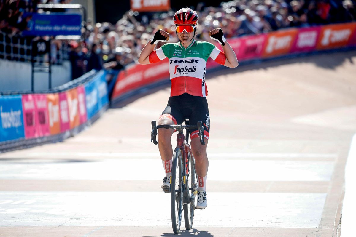 Longo Borghini op magistrale wijze naar winst in Parijs-Roubaix, Kopecky en Brand op het podium