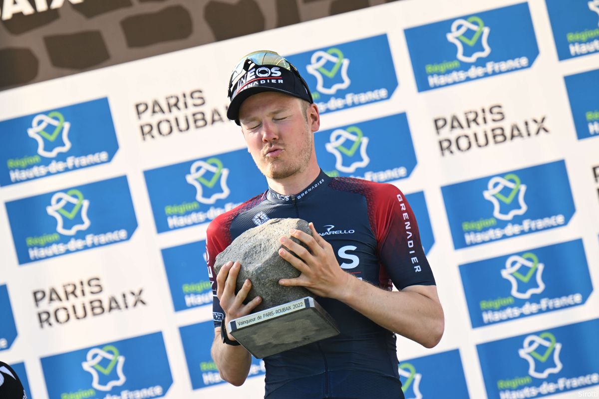 Van Baarle na monumentale zege in Roubaix: 'Toen we dat gat hadden, wist ik dat we kans maakten'