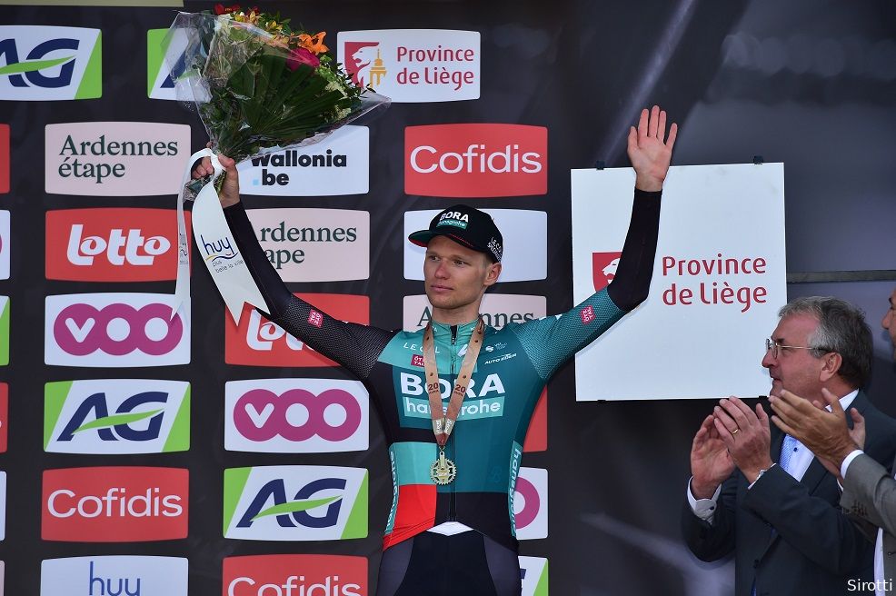 Vlasov rijdt bij eerste keer Waalse Pijl meteen naar podium: 'Teuns verraste me vandaag'