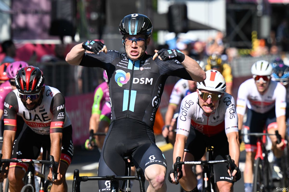Alberto Dainese (Team DSM) stunt met ritwinst na razendsnelle etappe in Giro d'Italia