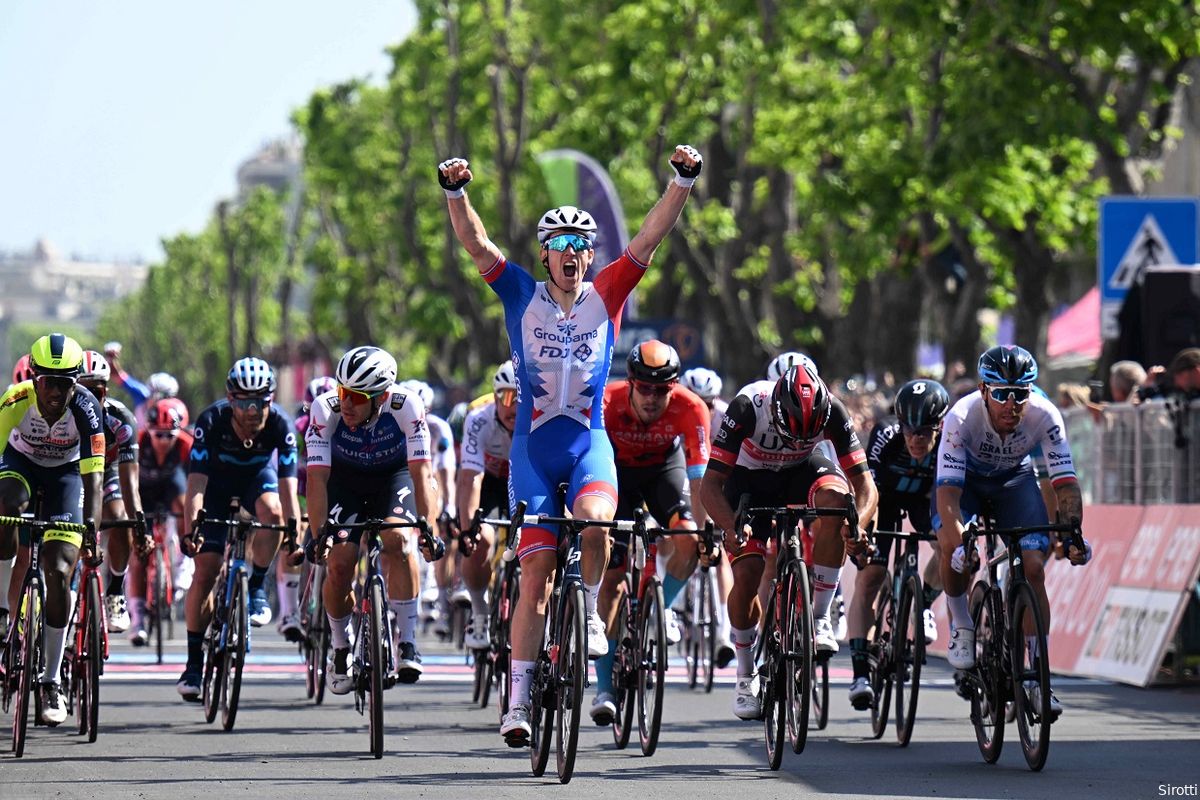Démare dankt ploeg Van der Poel: Fransman wint massasprint na ontbreken Cavendish en Ewan