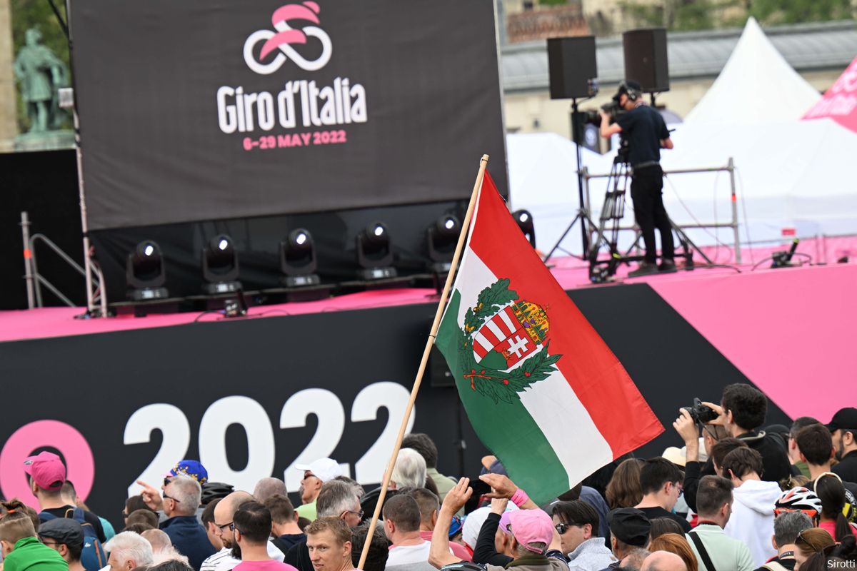 Giro-start in Hongarije: 'Vervelende trip' voor Mollema, Van der Poel en Dumoulin schitteren