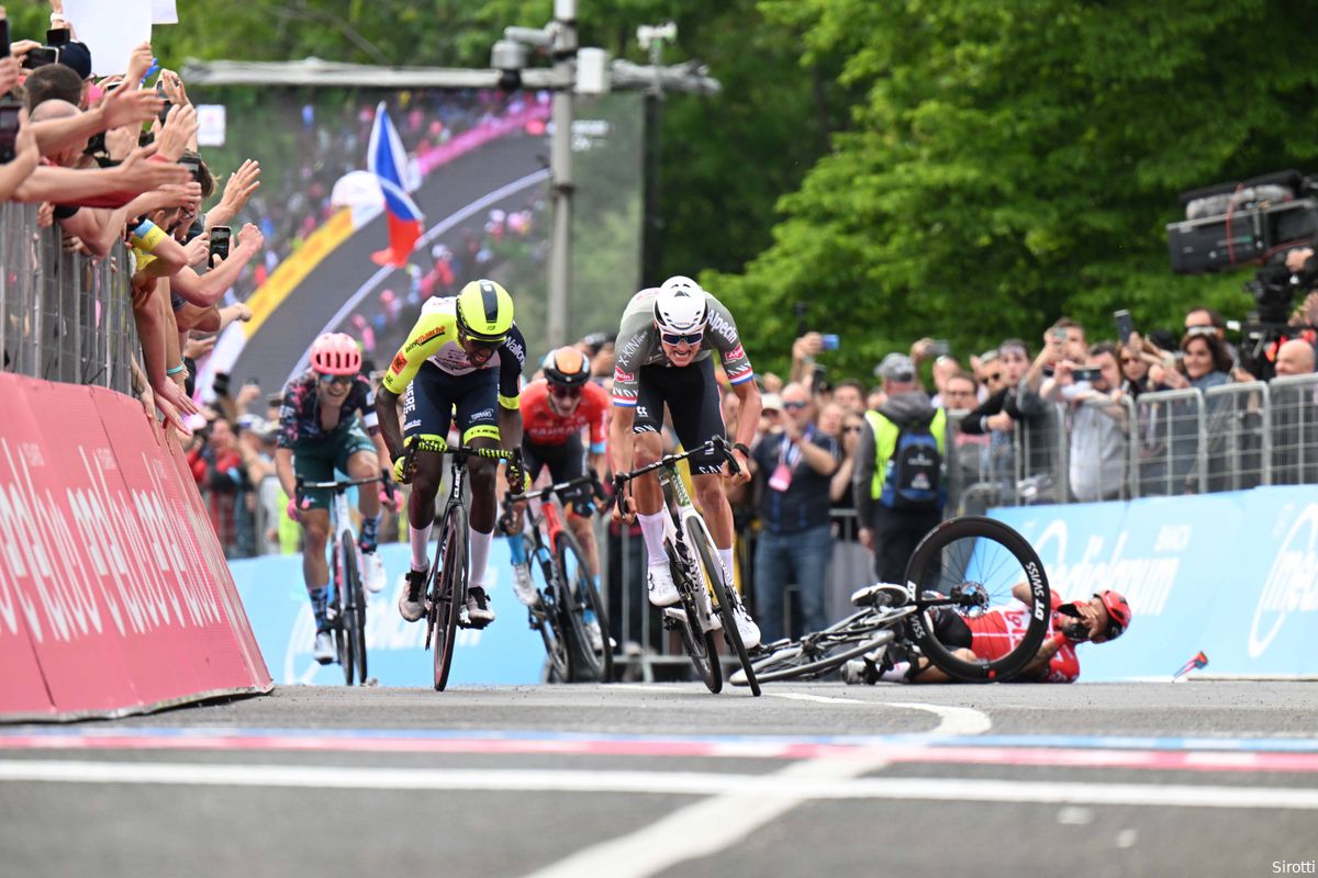 Caleb Ewan komt goed weg na valpartij in slotmeters openingsrit Giro d'Italia