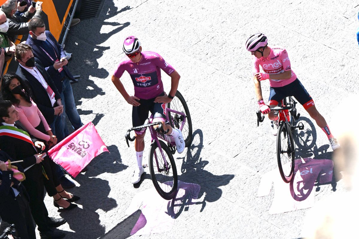 Paarse fiets en lekker dollen: Camera's ook in etappe 5 van de Giro gericht op Van der Poel