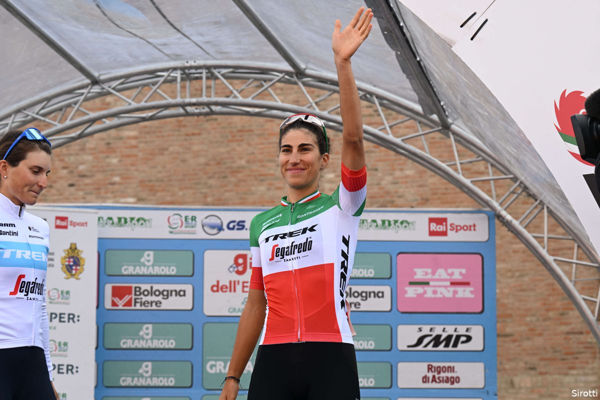 Elisa Balsamo laat iedereen haar hielen zien na finale vol rotondes in