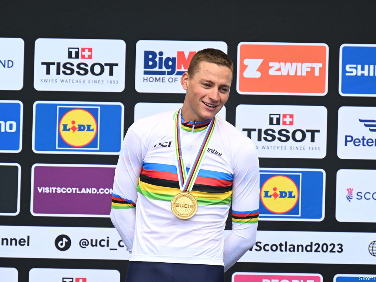 ETTEN-LEUR - World champion Mathieu van der Poel during the Pro Cycling  Tour Etten-Leur. Van der Poel shows for the first time his rainbow jersey  that he won during the World Cycling