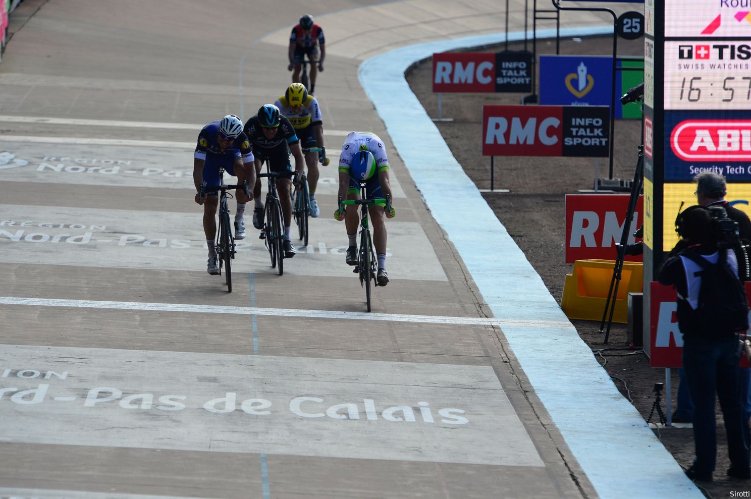 IDL Retro | Van der Poel en Pogacar onklopbaar in Monumenten? Underdogs maken altijd kans, bewees Matthew Hayman