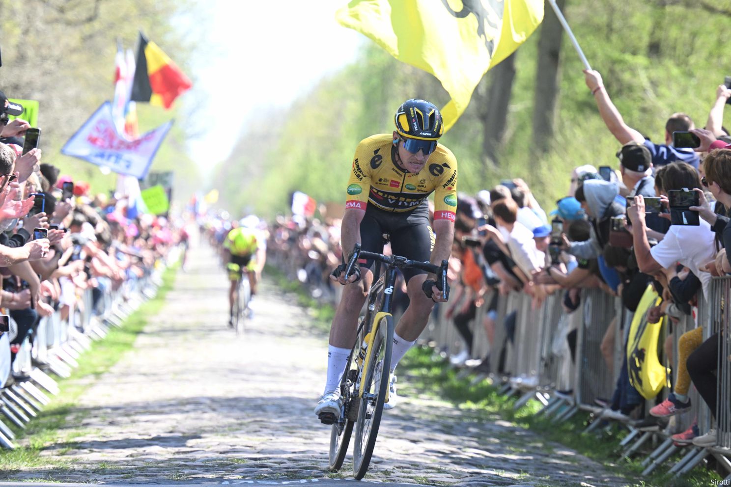 Affini in actie op een van de vele kasseistroken van Parijs-Roubaix.