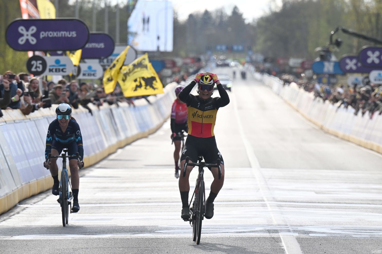 Lotte Kopecky kraait victorie in de Ronde van Vlaanderen 2022 door Annemiek van Vleuten in de sprint te verslaan
