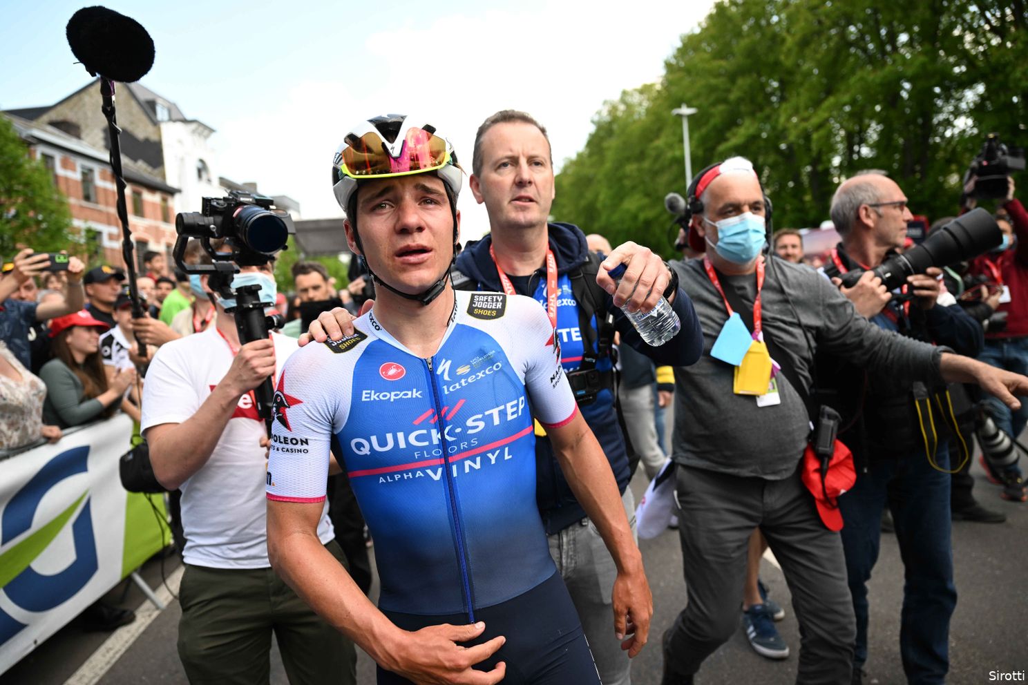 Evenepoel een jaar geleden in tranen, na zijn zege in Luik.