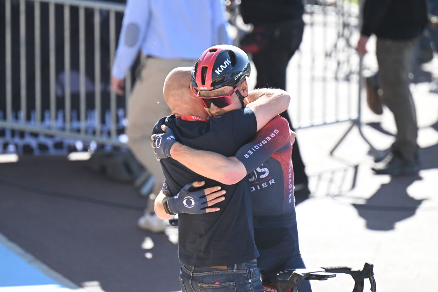 Emoties bij Dylan van Baarle en Dave Brailsford na de zege in Parijs-Roubaix
