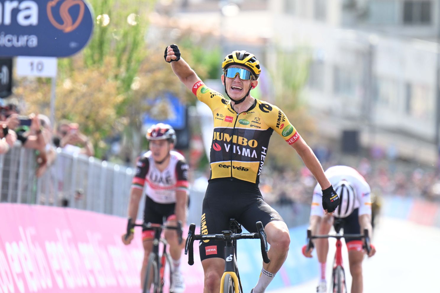 Koen Bouwman wint zijn eerste rit in de Giro d'Italia 