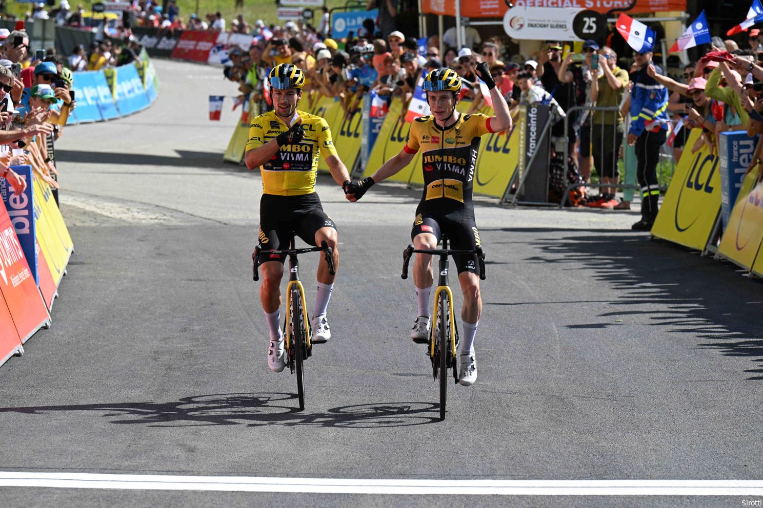 Stoïcijns en lachend gaan Roglic en Vingegaard door de Vuelta-persconferentie: 'Kuss kan ook winnen, hè!'