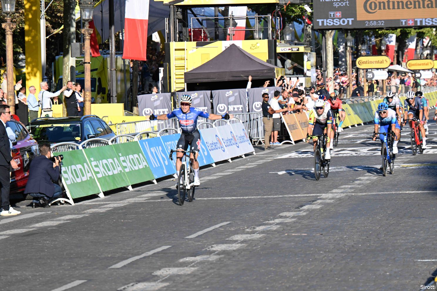 Philipsen won in 2022 op de Champs Elysées.