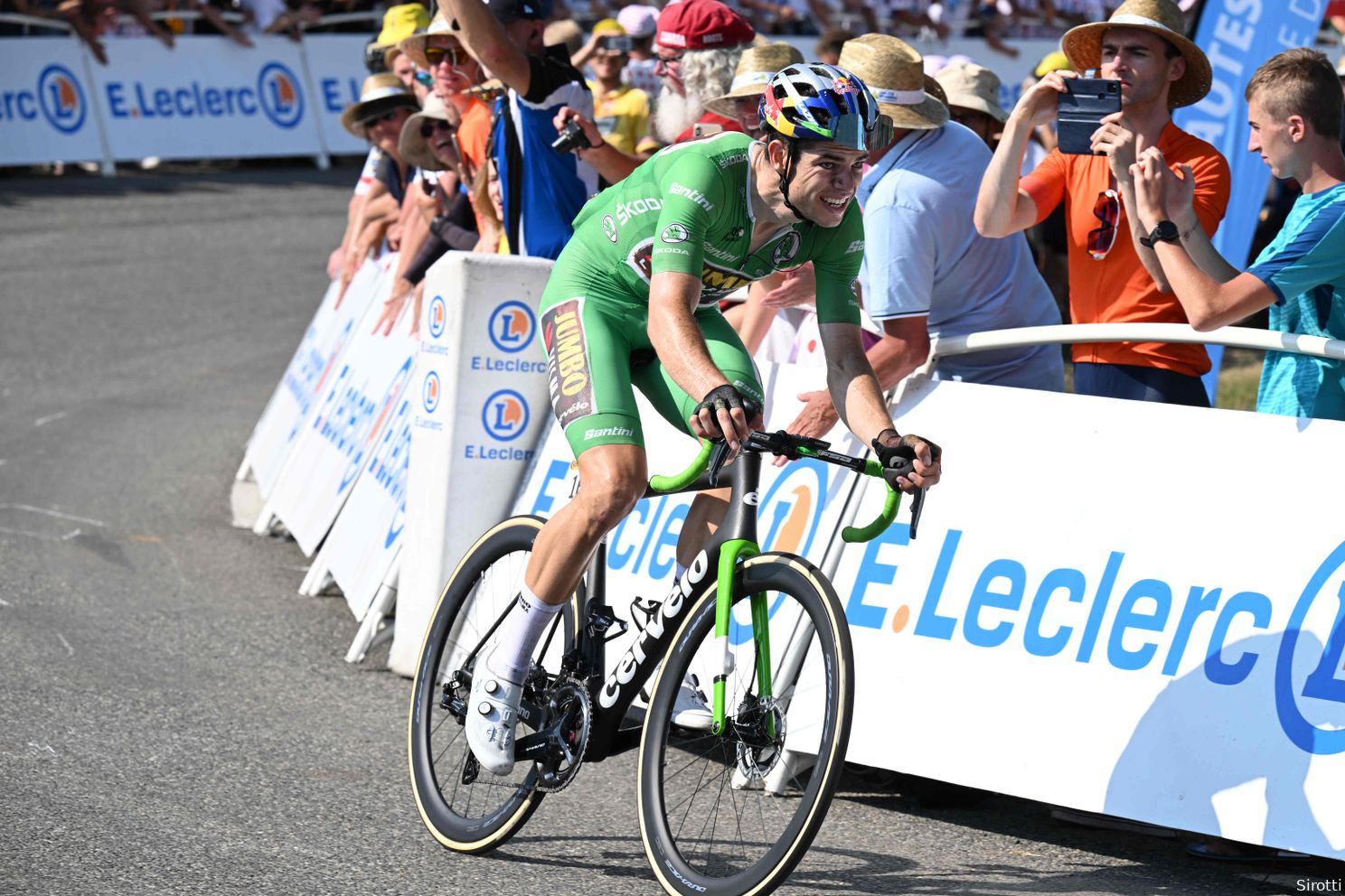 🎥 Wout geparkeerd! Hoe Van Aert even volledig naar de vaantjes was na inspanning voor Vingegaard