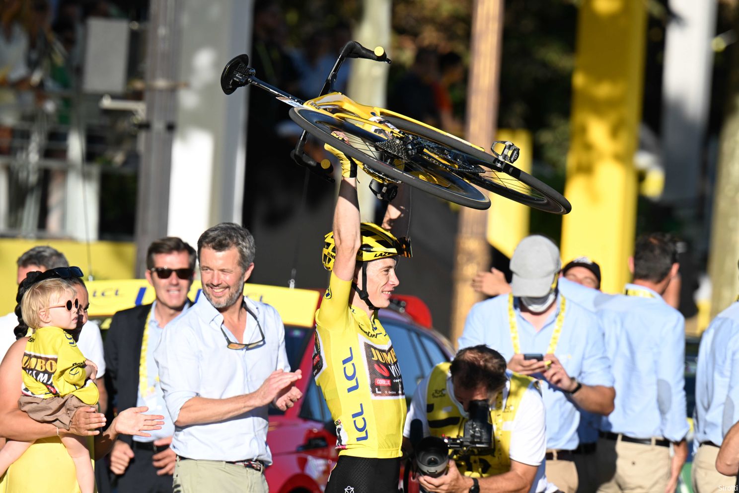 Louter lof voor Jumbo-Visma in buitenlandse media, behalve bij L'Equipe: 'Ze bedreigen de aard van de Tour'