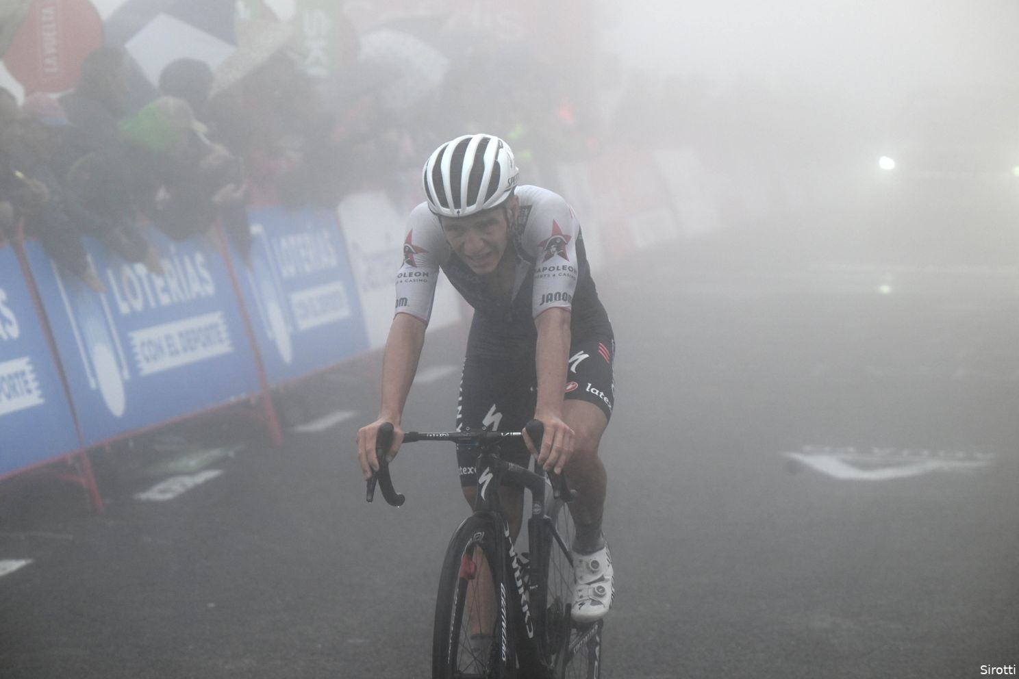 Buitenlandse sportkranten lovend over 'revolutie Evenepoel' : 'Roglic moest snel passen, te snel'