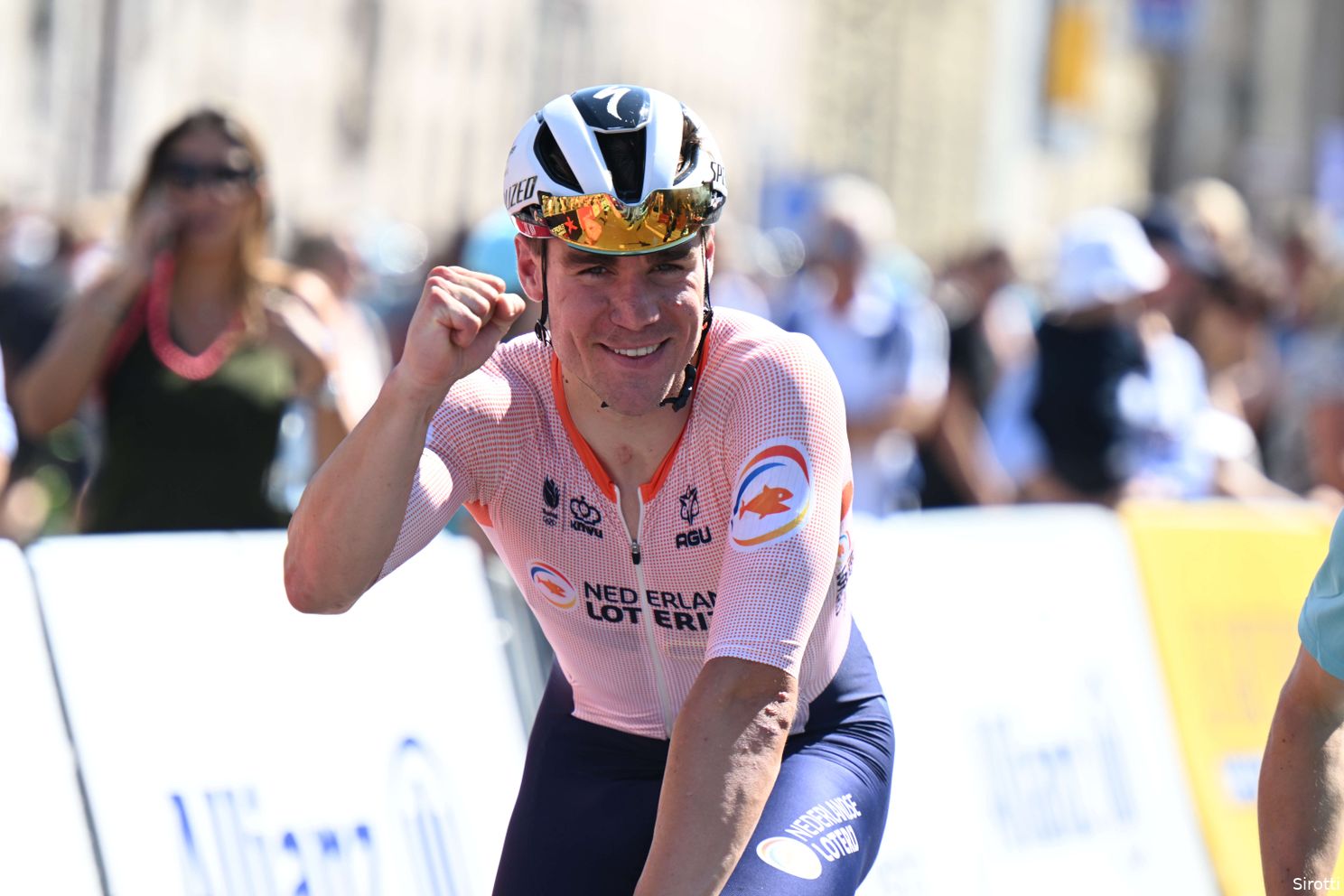 Interview | Jakobsen moet nog even wennen aan Europese trui: 'Hij zat gelijk vol kettingsmeer'