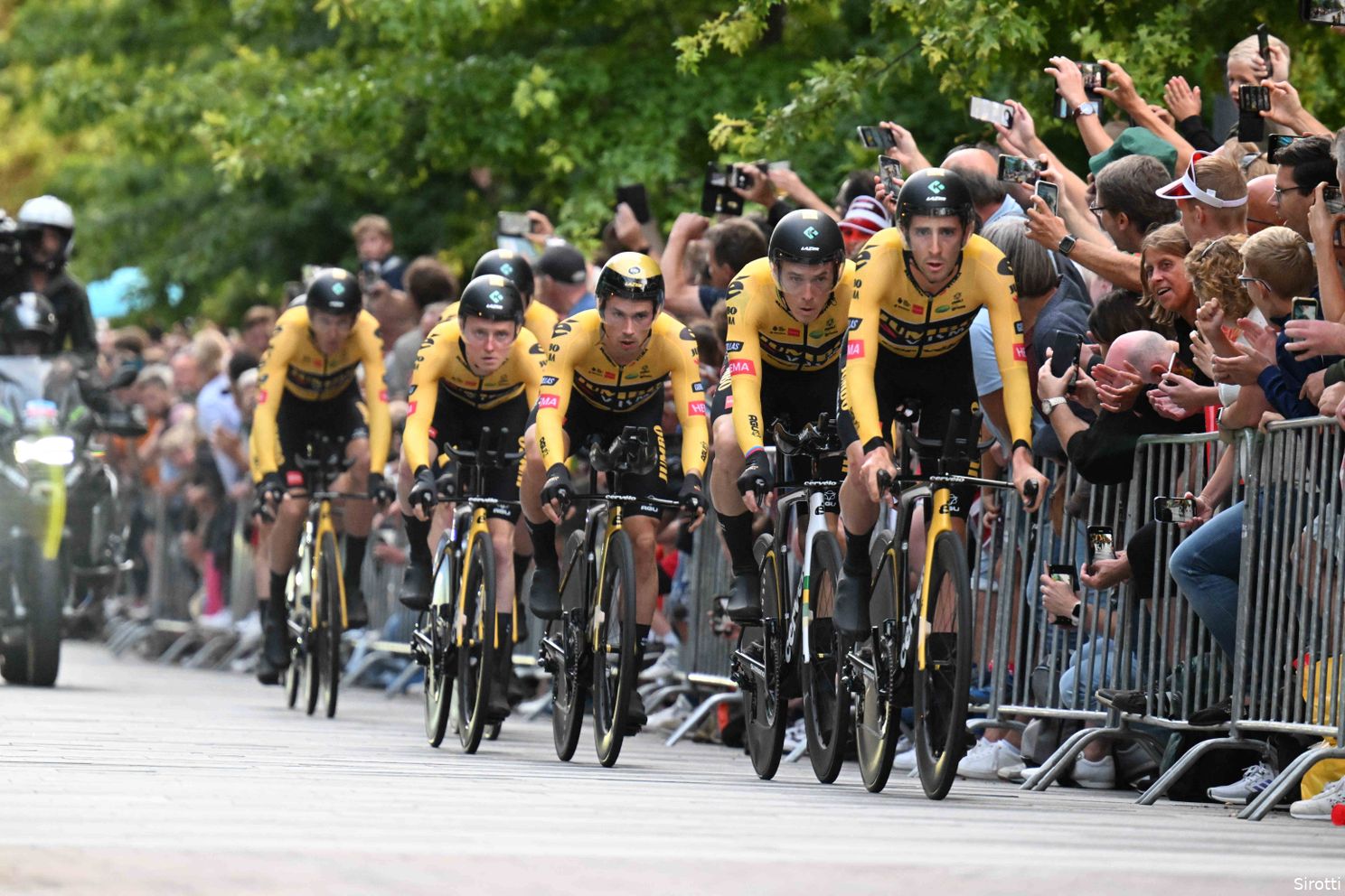 Interview | Roglic maakte het eigen ploeggenoten lastig in ploegentijdrit: 'Hij draaide ons de nek af'