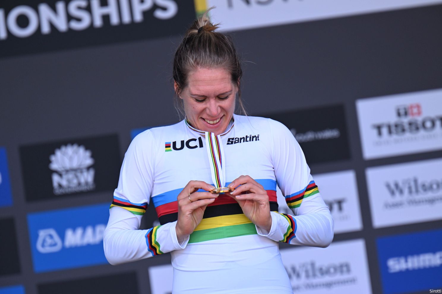 Van Dijk kijkt trots naar haar gouden WK-medaille in Australië.