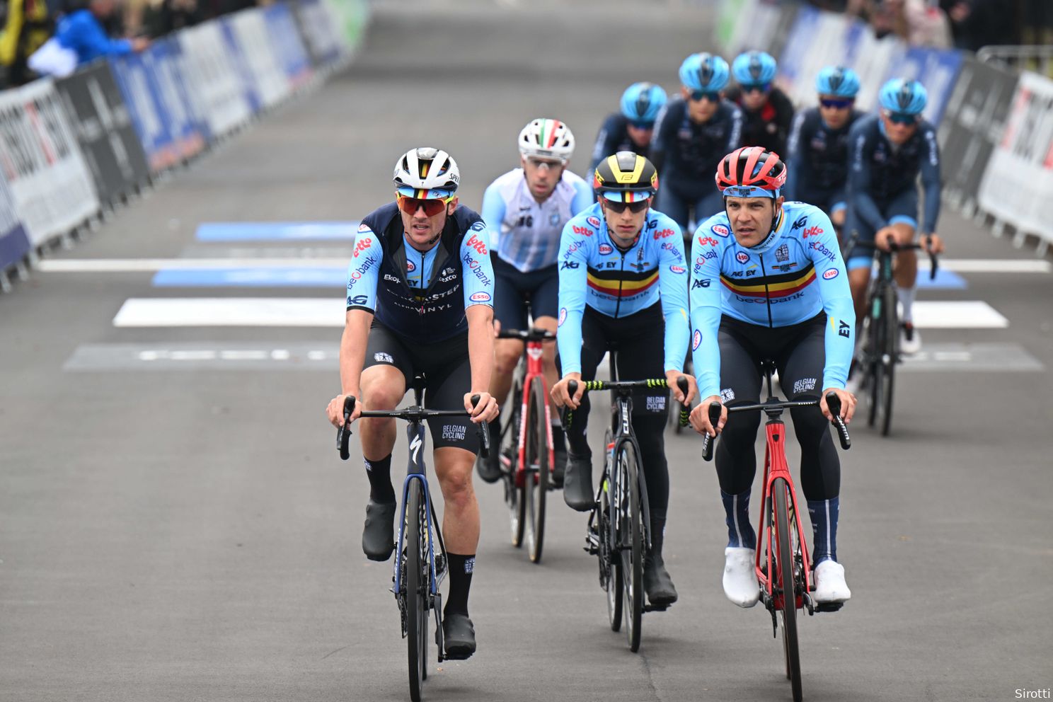 Beelden regenachtige WK-verkenning: Pogacar traint met vriendin, Van Aert lacht met Van Hooydonck