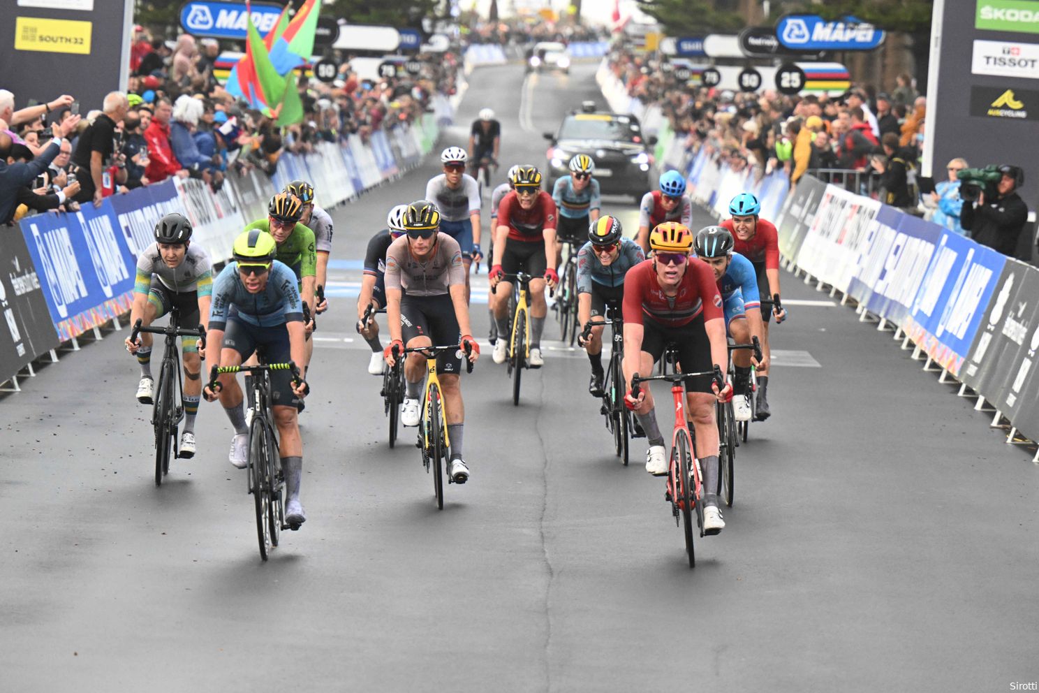 Mikhels (lichtblauw) verliest net de sprint voor plek drie op het WK beloften van Søren Wærenskjold
