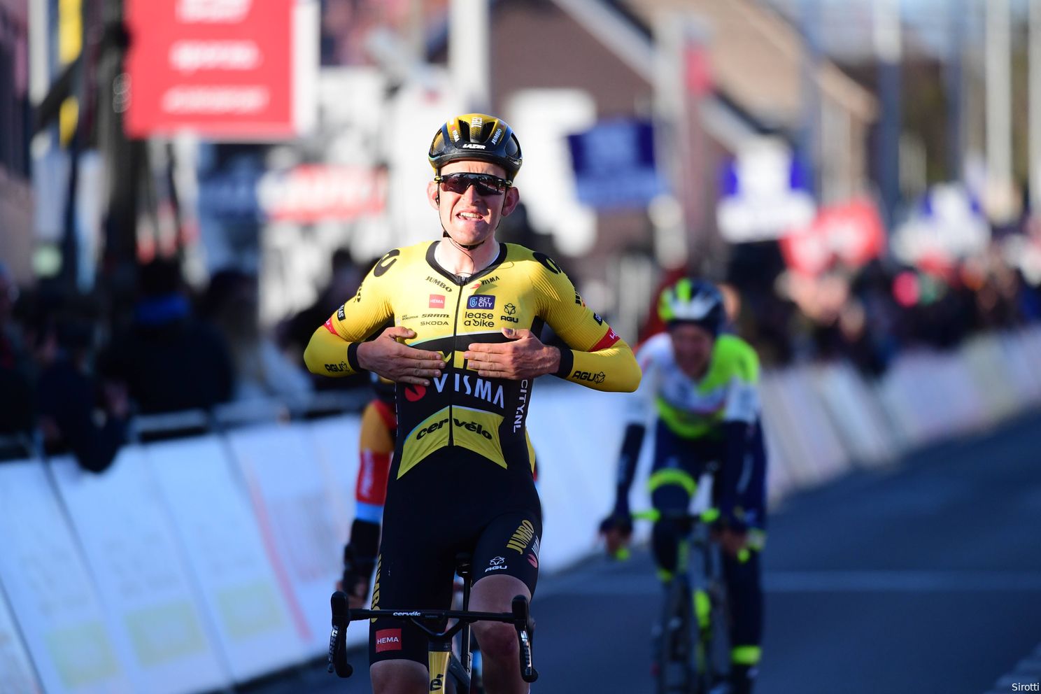 Louis van Gaal was prominent figuur op Tour de France-feest van Jumbo-Visma: 'Hij begon Engels tegen me te praten'