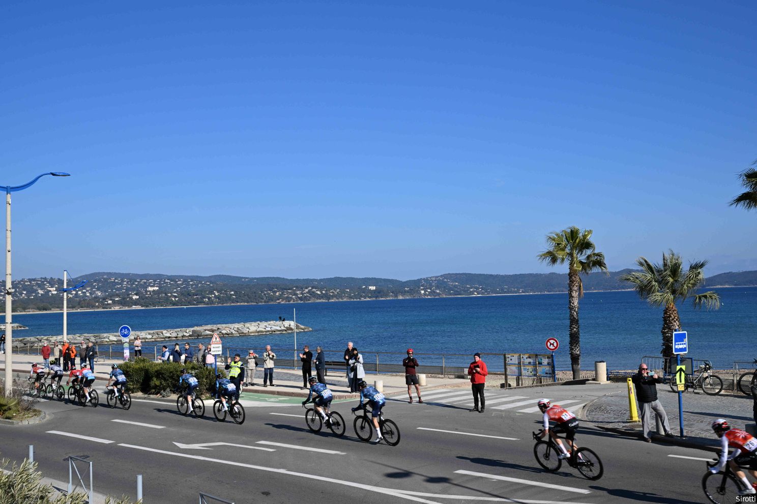 Toptalent Vauquelin zet man-in-vorm Powless een hak in eerste rit Tour des Alpes Maritimes du Var