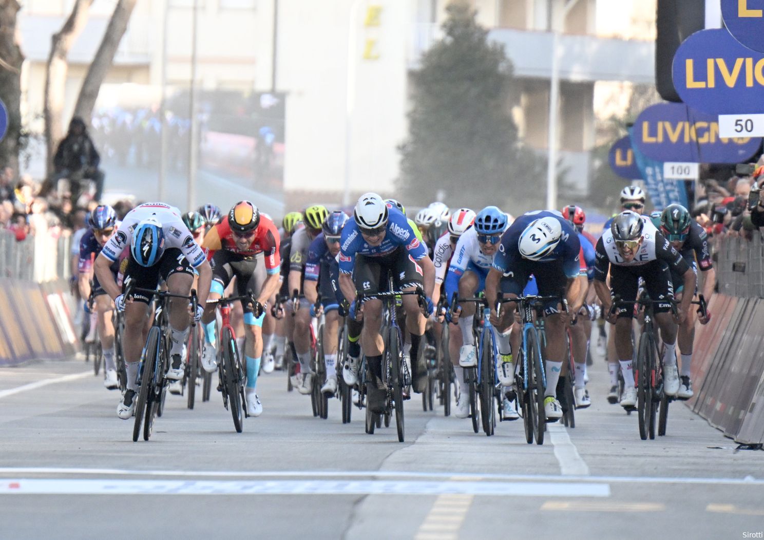 Jakobsen klopte Philipsen Gaviria in een prachtige sprint.