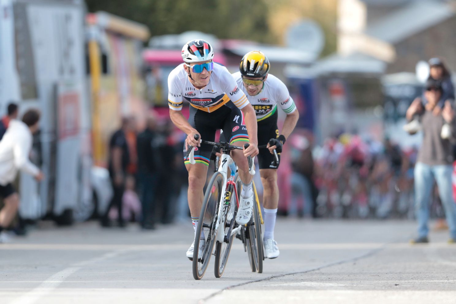 Weet Evenepoel op de slotdag de eindoverwinning naar zijn hand te zetten?