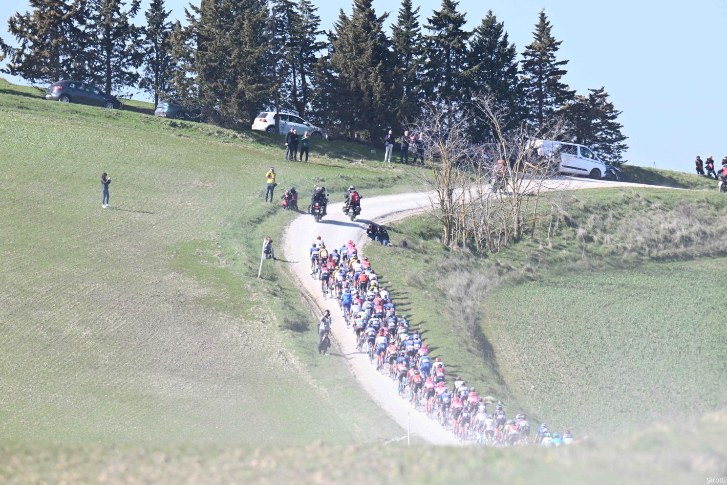 Onderweg naar Siena gaan de renners over de 'strade bianche'