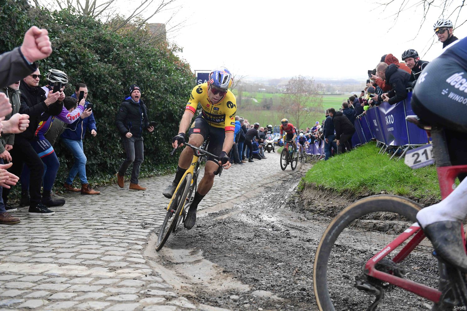 Interview | Van Aert wil na De Ronde champagne drinken, of het nu voor hemzelf of een ploegmaat is