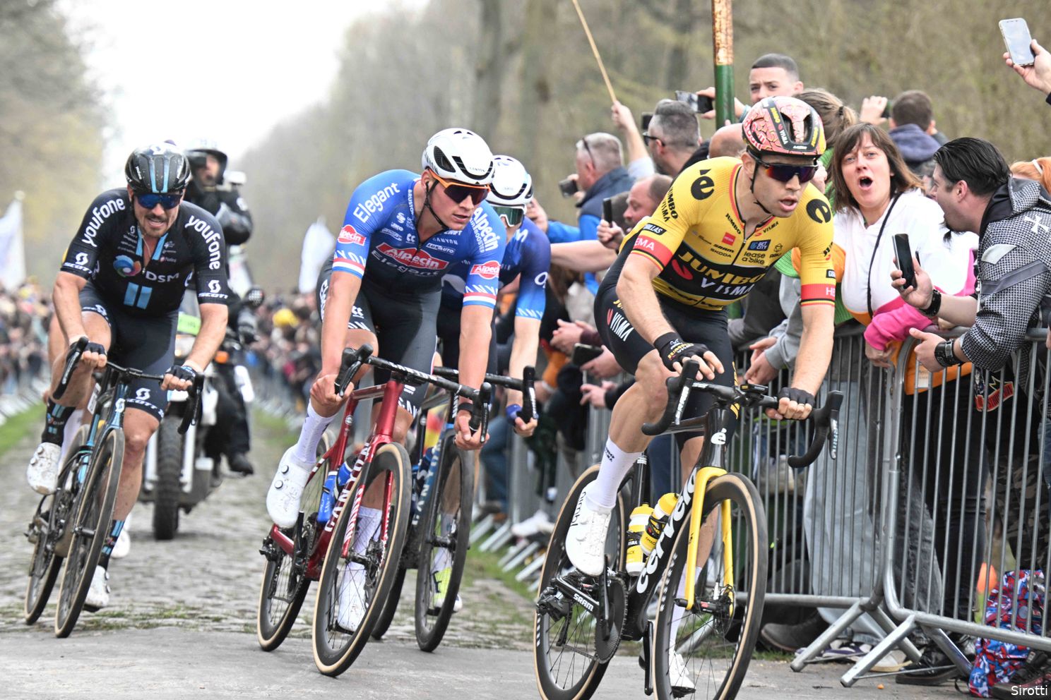 Van Aert en Roubaix, het blijft ongelukkig huwelijk: ‘Dat is het, binnen twee minuten boel op zijn kop’