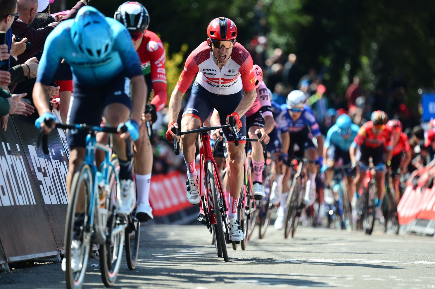 Mollema actief in de Waalse Pijl.