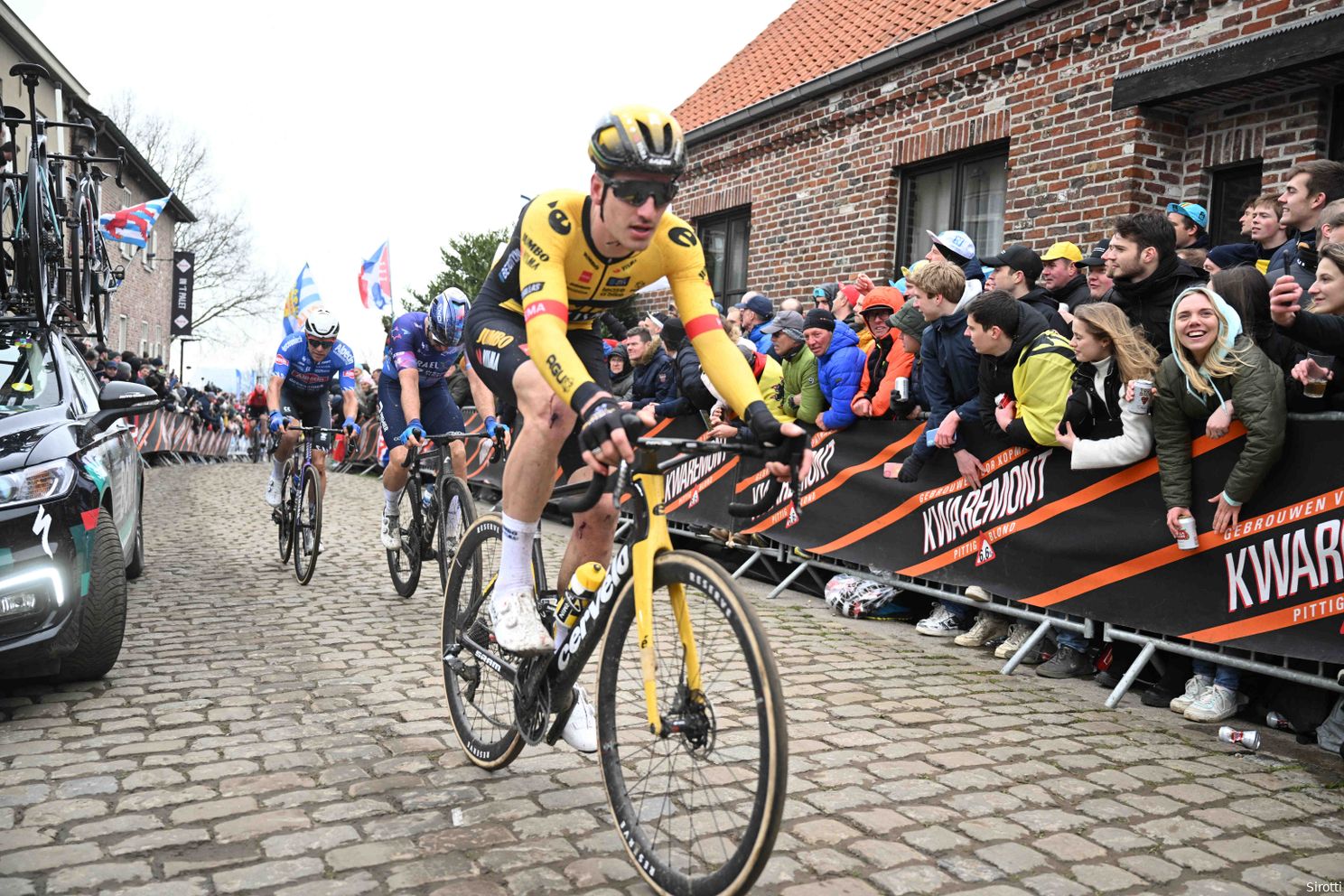 Interview | Roubaix-pech komt hard binnen bij Jumbo-Visma-renners Roosen en Van Dijke: 'Eén woord: klote'