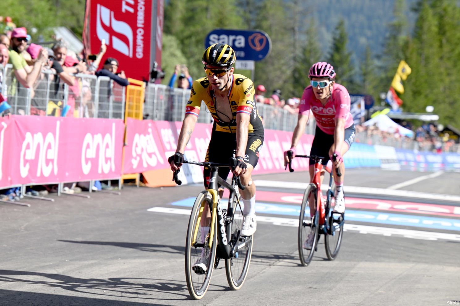 Nu was het Thomas die Roglic plaagde: 'Heb hem verteld dat hij met Tour bezig moest zijn'