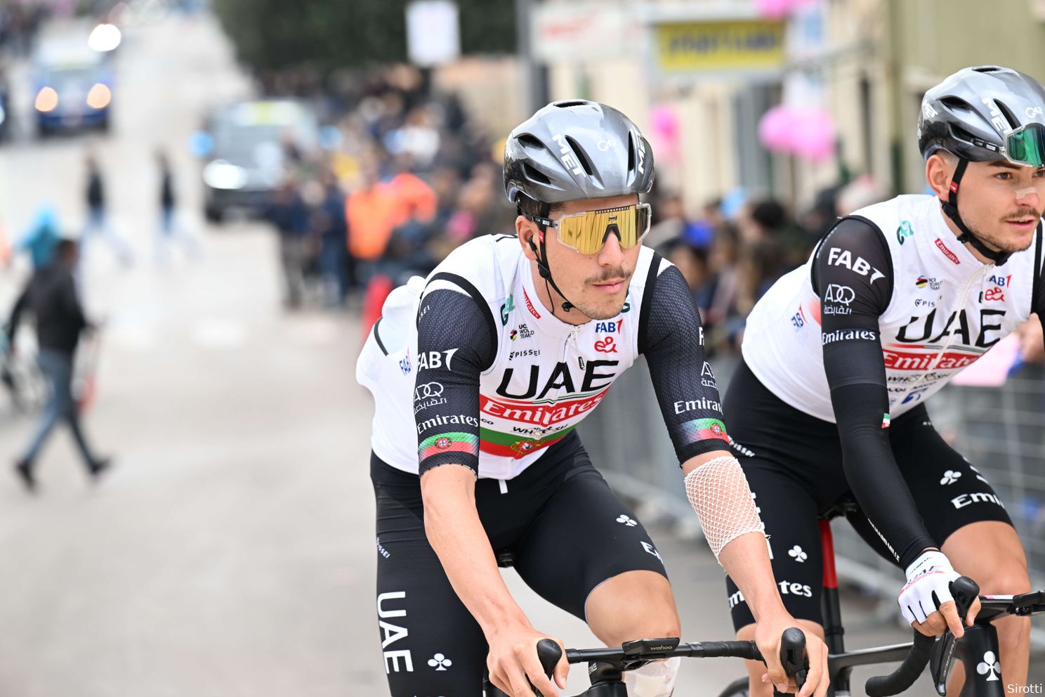 Interview | Evenepoel? Roglic? UAE rekent op 'Almeida style': 'Hij heeft nummers om voor het roze te gaan'