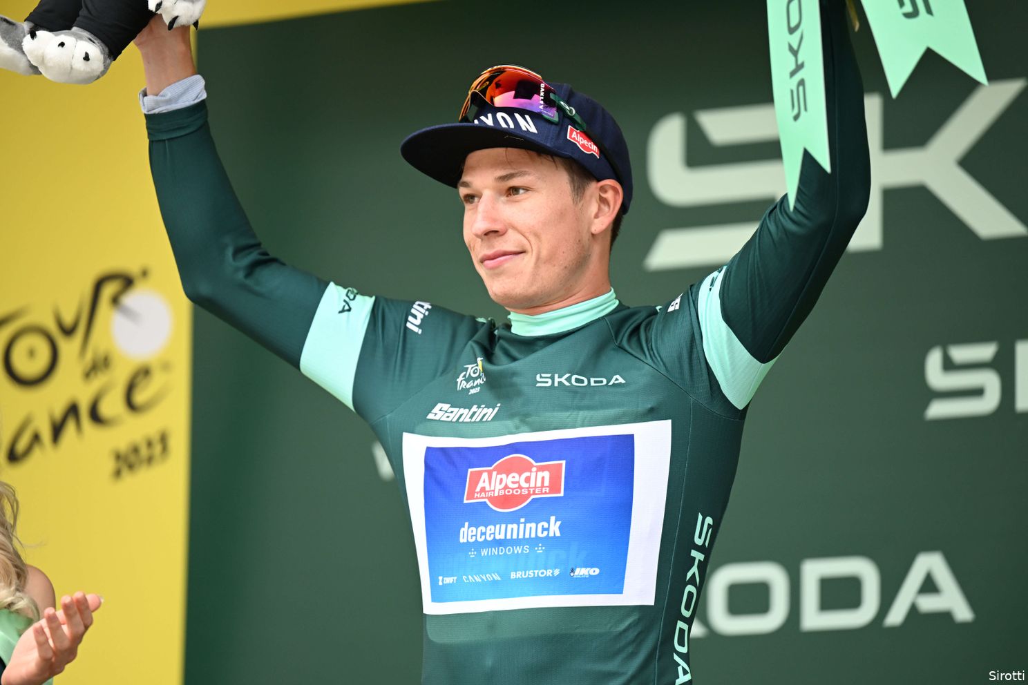 Philipsen lives his dream after Tour hat-trick: "From here, the goal is to take the green to Paris"