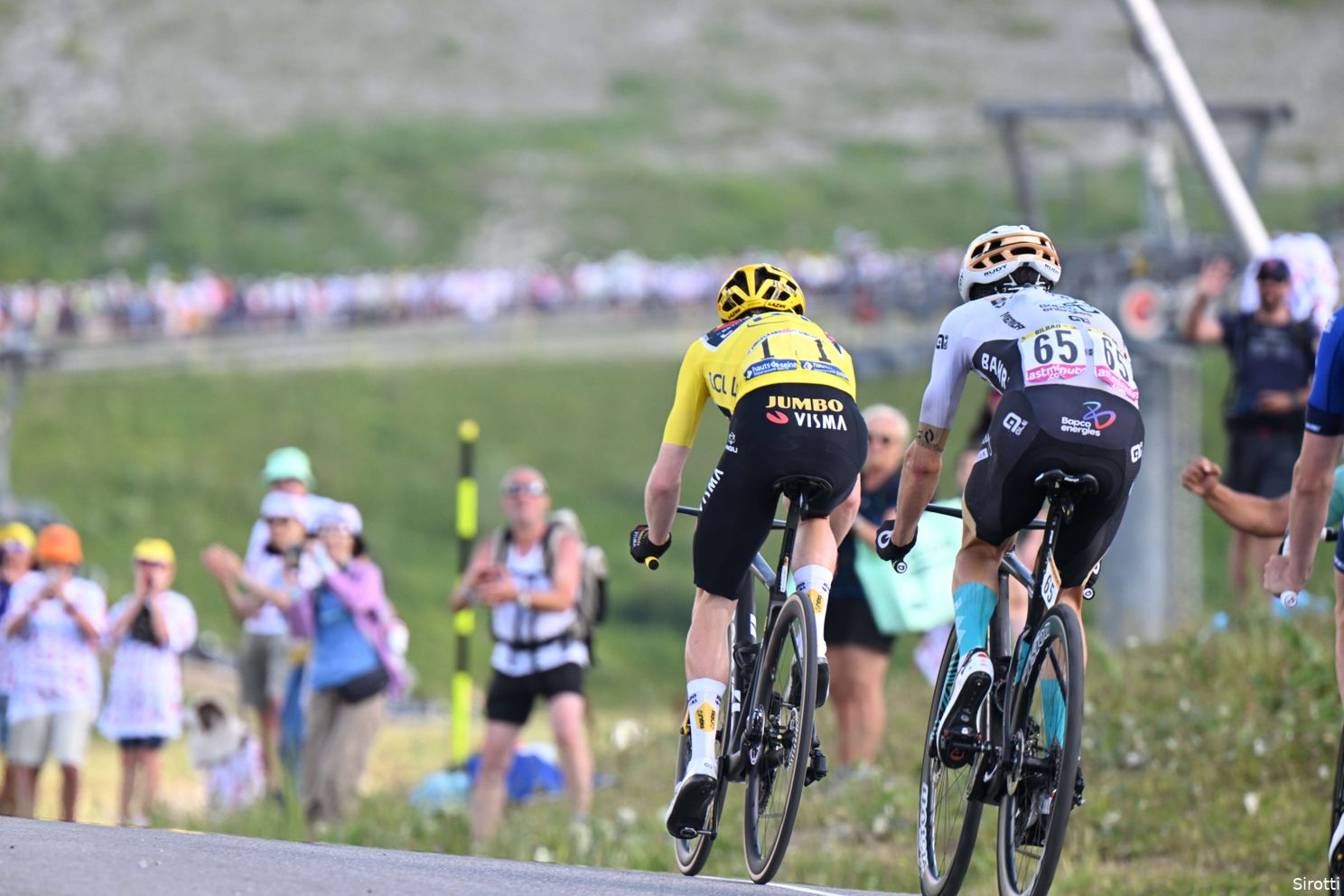 Simon Yates en Bilbao doen serieus zaakje voor klassement: 'Top vijf wordt moeilijk, zaterdag laatste kans'