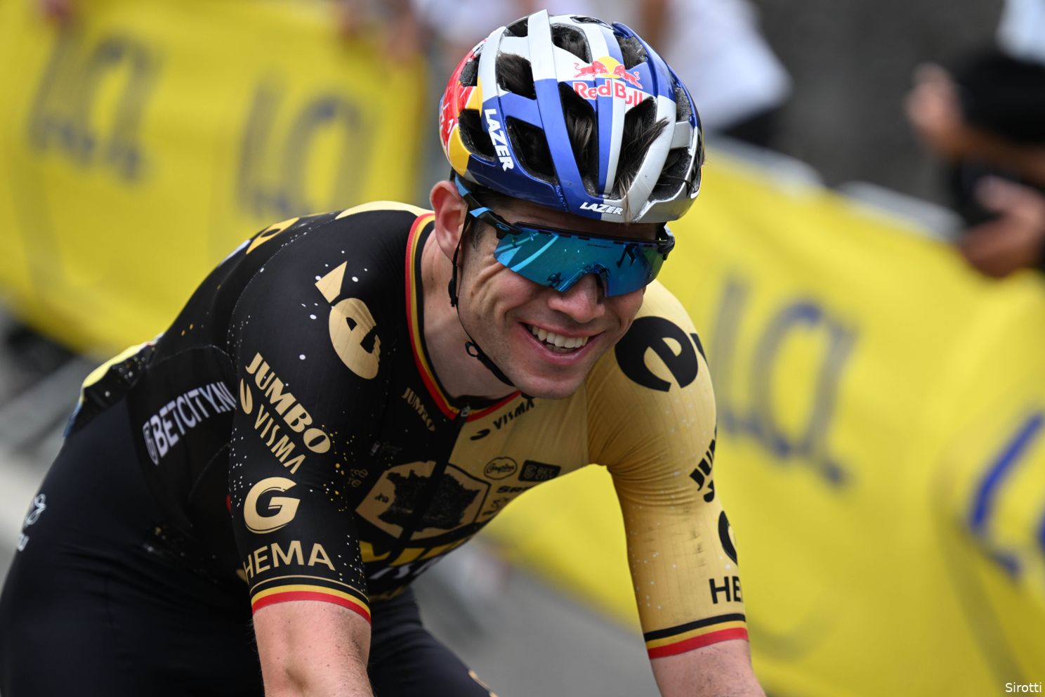 Van Aert vertelde keuze om te stoppen al eerder: 'Van Eerd heeft hem woensdag naar privévliegtuig gebracht'