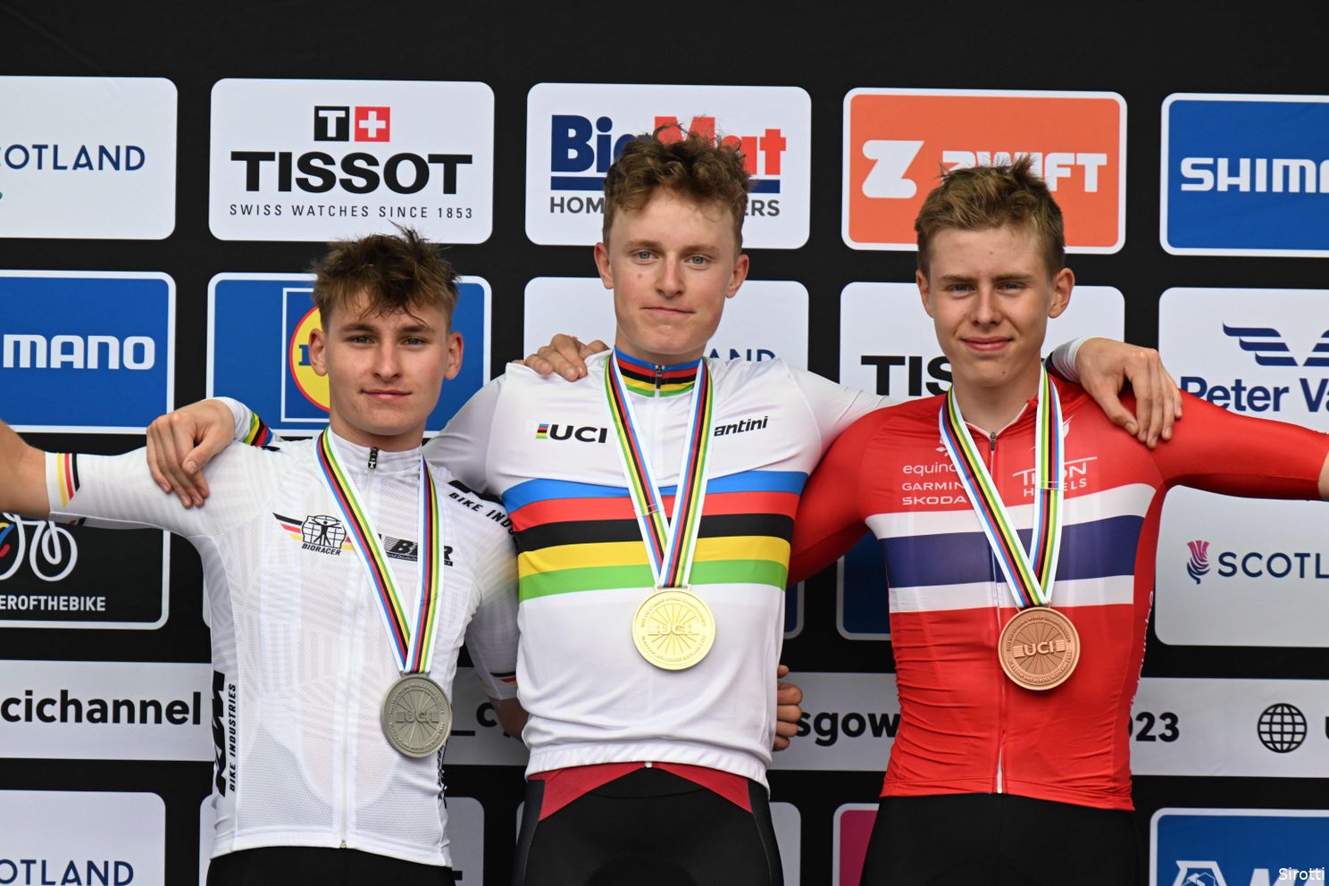 Jongste WK-winnaar ooit Philipsen (16) kijkt erg op naar Van der Poel en Van Aert: 'Elke wielerdiscipline is tof'