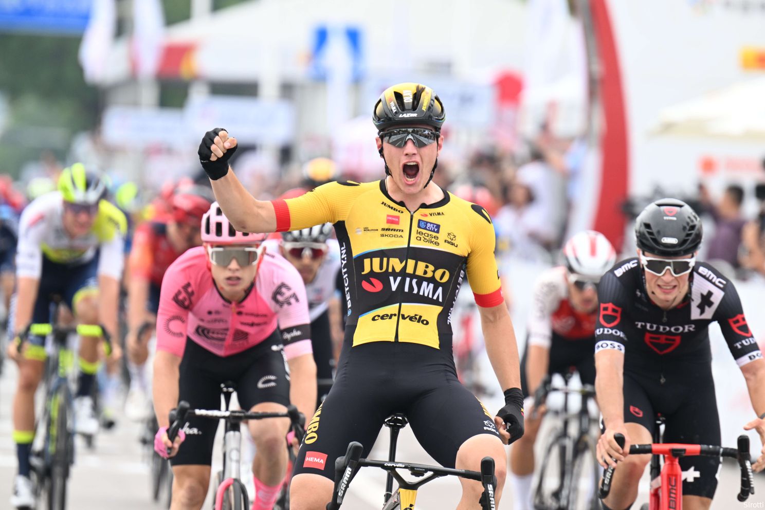 Van Aert niet bang voor gedoe met Kooij in Giro, wel voor Pogacar: 'Ze hebben eerste rit al aangepast'