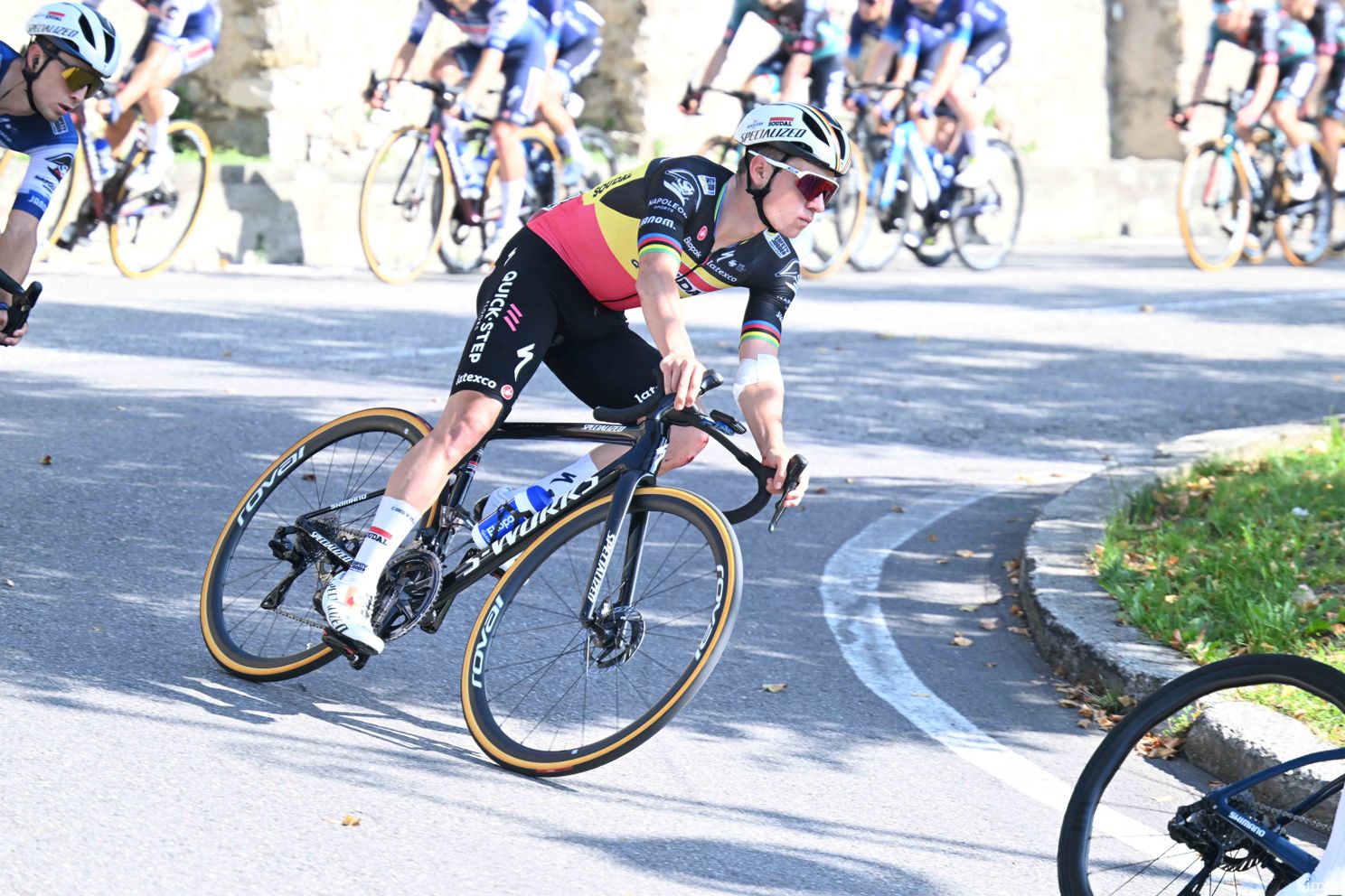 Evenepoel lacht, Evenepoel huilt: Wolfpack-leider blijft bij Quick Step, maar 'lag helemaal open' in Lombardia