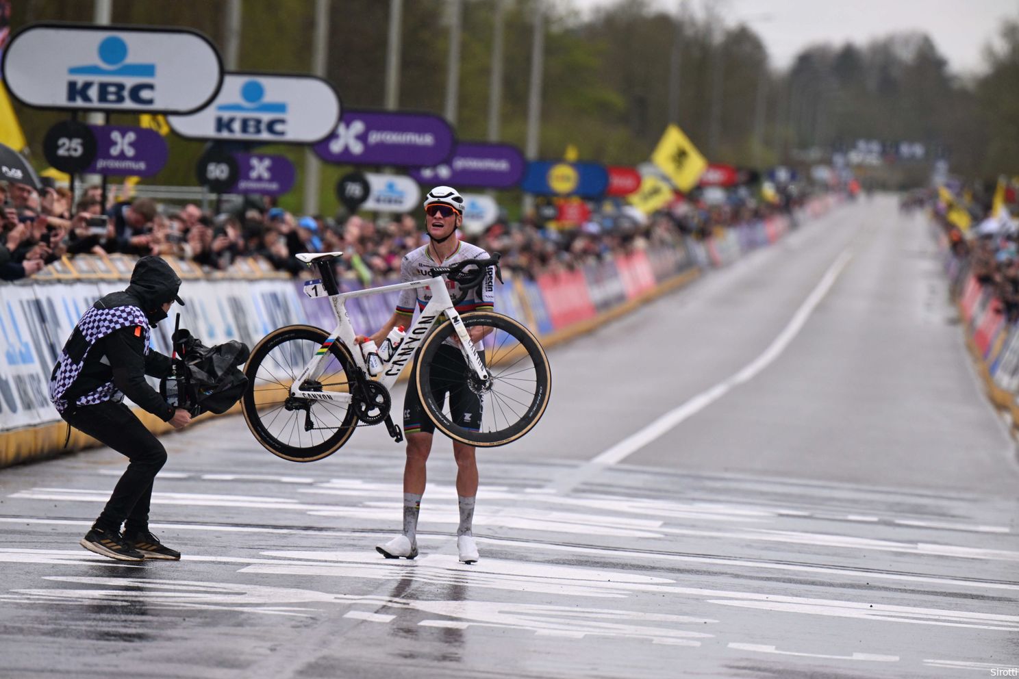 Omdat we er geen genoeg van kunnen krijgen: hoe Mathieu van der Poel stap voor stap zijn derde Ronde-titel pakte