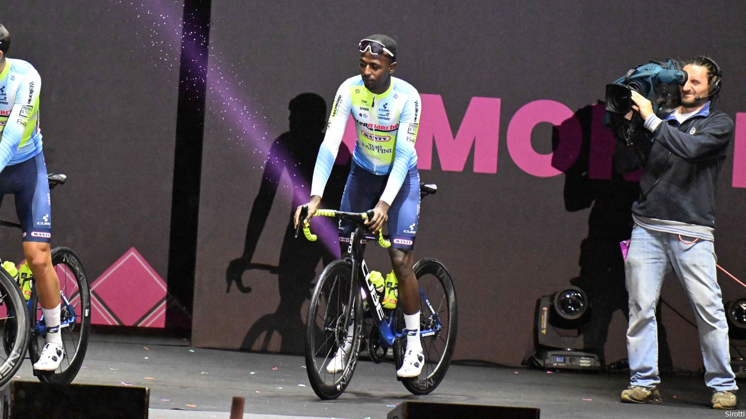 🎥 Girmay deelt update na dubbele Giro-val en opgave: 'Heb enkel wat kleine verwondingen'