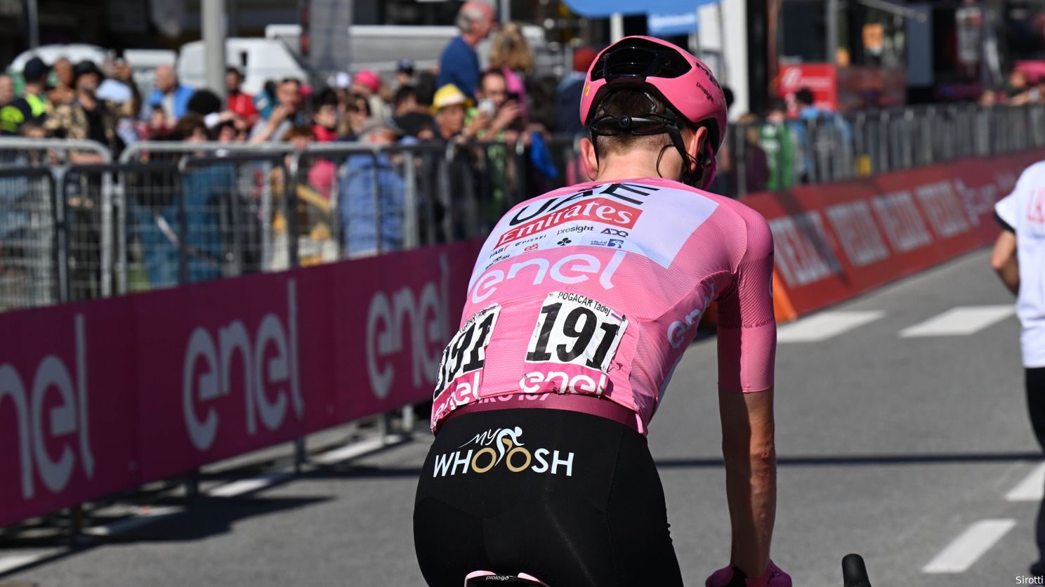 UCI dreigde Pogacar en UAE met diskwalificatie na roze-paarse RCS-pak in Giro (en dus startte Pogi in zwart)