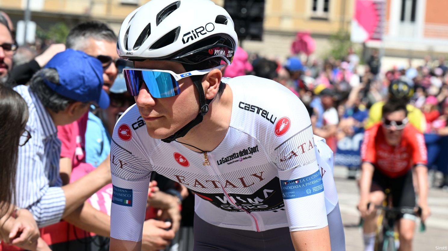 'Kan mijn teleurstelling niet beschrijven'; Cian Uijtdebroeks zit er even doorheen na Giro-opgave