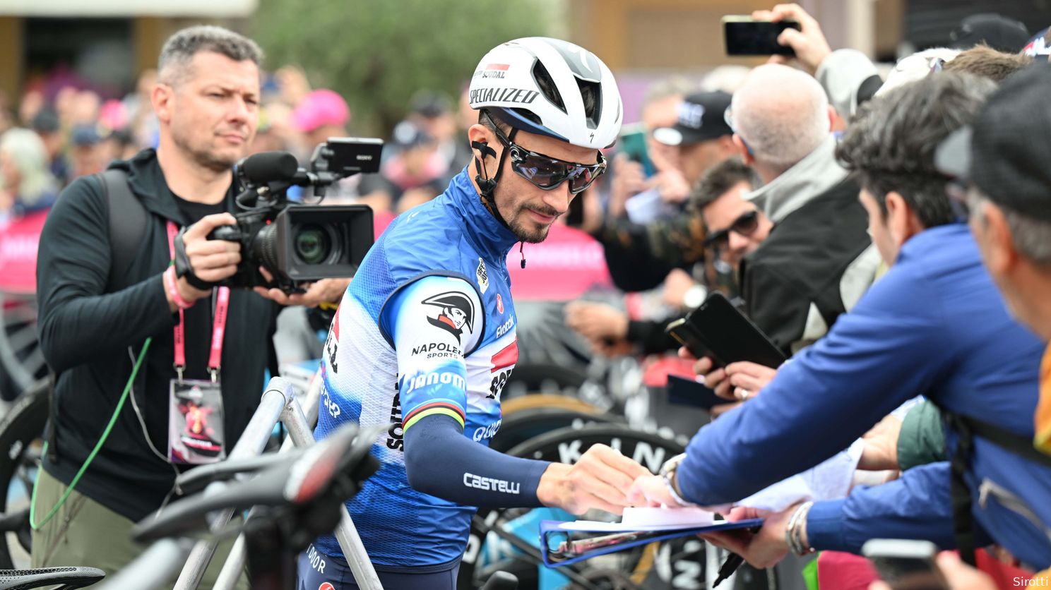 Alaphilippe silenced his own team during monstrous breakaway: "Passion and grinta!'